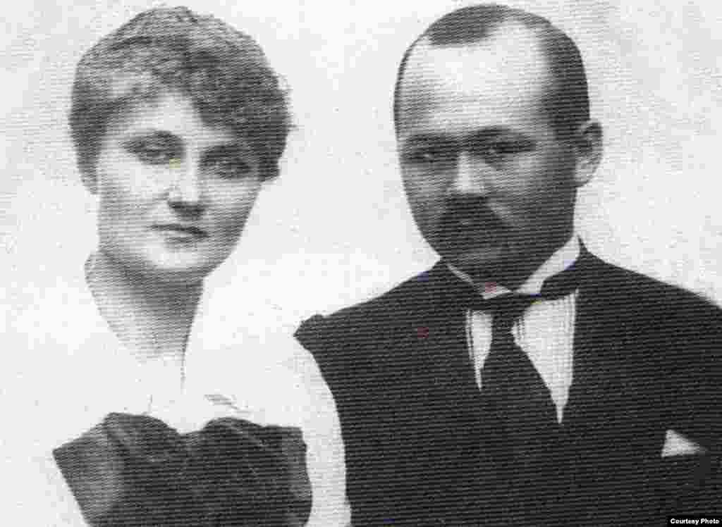 Мұстафа Шоқай жары Мария Яковлевна Шоқаймен бірге. Тифлис, 5 мамыр 1919 жыл. 