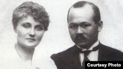 Мұстафа Шоқай жары Мария Шоқаймен бірге. Тбилиси, 5 мамыр 1919 жыл. (Сурет "Алашорда" фотоальбомын алынған).