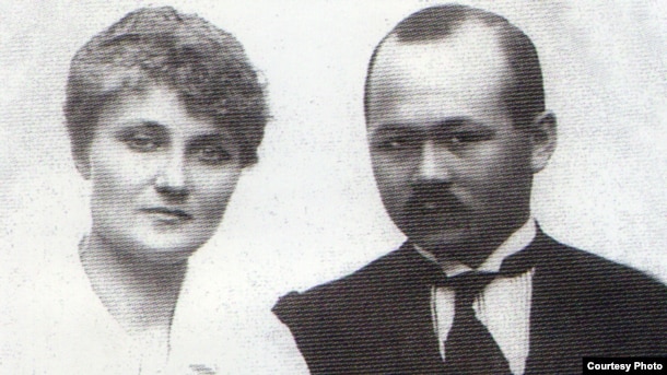 Мұстафа Шоқай жары Мария Шоқаймен бірге. Тбилиси, 5 мамыр 1919 жыл. (Сурет "Алашорда" фотоальбомын алынған).