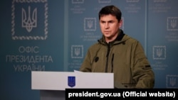 «Політично та психологічно Росія ще не дозріла до справжніх переговорів і виводу військ. Але це станеться. Одразу після звільнення Донецька чи Луганська», – Михайло Подоляк