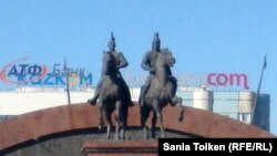 Памятник Махамбету Утемисову и Исатаю в Атырау