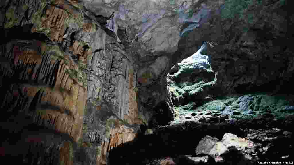 16-метровый пещерный колодец-провал, который назвали &laquo;окном Хосара&raquo;. На поверхности он огражден
