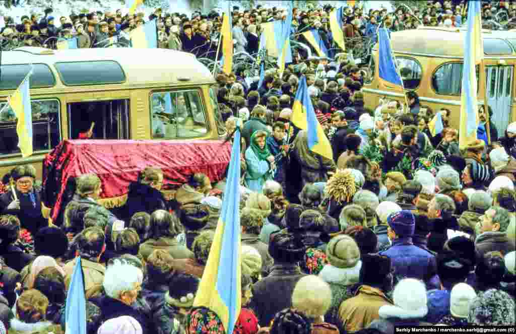 Тіла Василя Стуса, Юрія Литвина і Олекси Тихого поховали на 33-й ділянці Байкового кладовища в Києві, встановивши однакові дубові хрести. У березні 1990-го їх підпалили невідомі. Винних тоді не знайшли. Уже у 1993 році на могилах загиблих дисидентів з’явилися три козацькі хрести із сірого пісковику