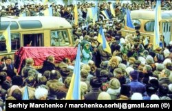 Десятки тисяч людей брали участь під забороненими синьо-жовтими прапорами у перепохованні Стуса, Литвина і Тихого. Київ, 19 листопада 2019 року
