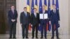 Președintele Iohannis va declanșa a doua zi după moțiune, în cazul în care are succes, negocieri pentru formarea unei majorități parlamentare și desemnarea unui nou premier