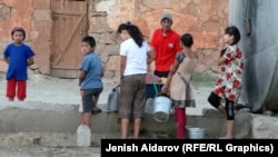 Қырғызстанның Баткентінде су кезегінде тұрған балалар. 19 қыркүйек 2014 жыл