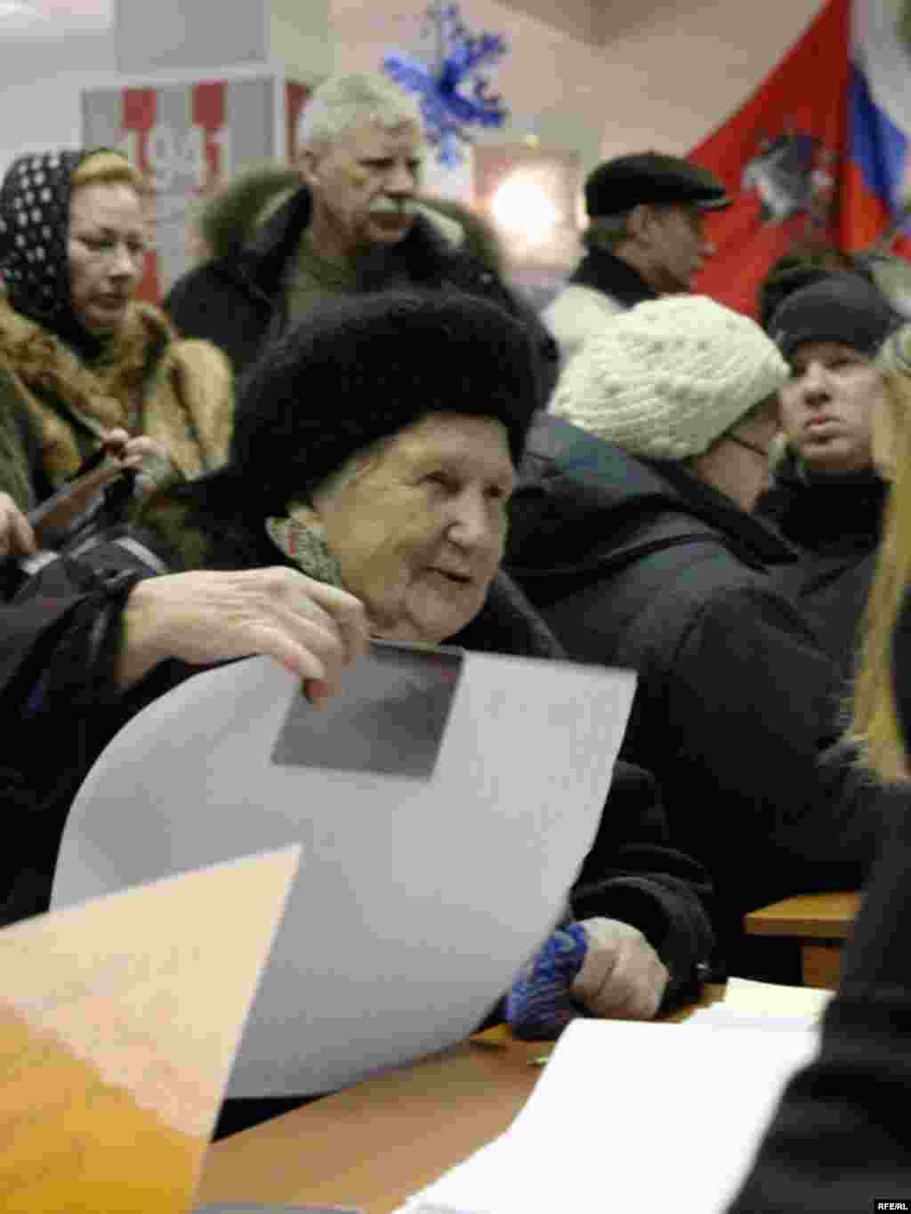 Выдача избирательных бюллетеней. Избирательный участок в Москве.