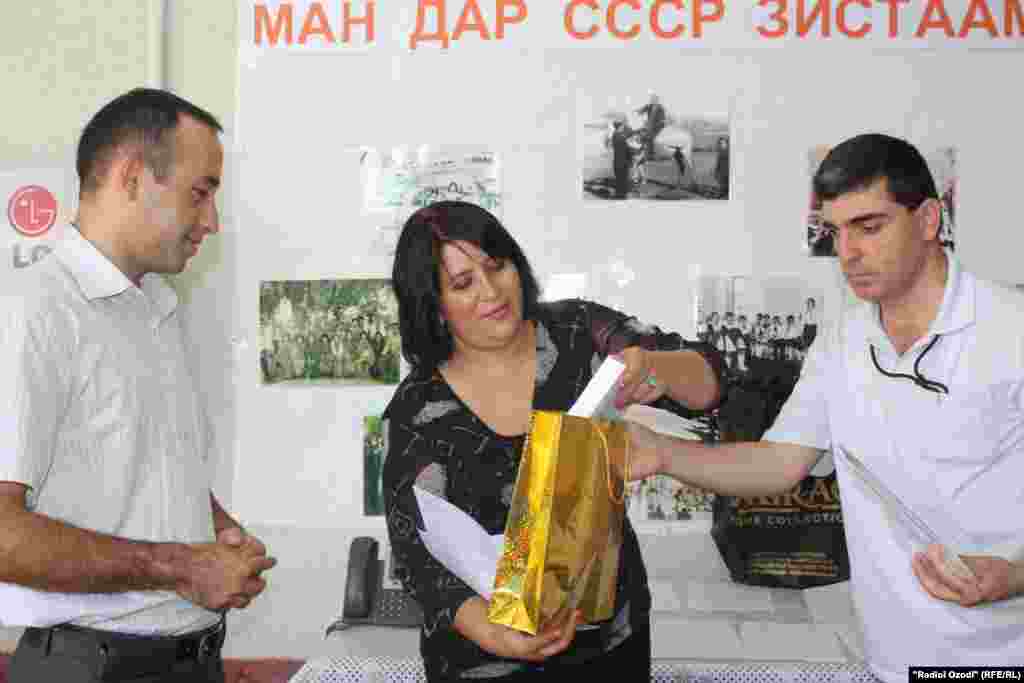 Tajikistan -- Award ceremony for the winners of competition "I Was Living in USSR" by RFE/RL Tajik service, Dushanbe, 27Jul2011