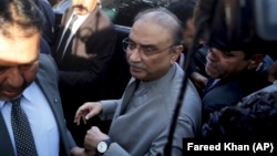 Asif Ali Zardari arrives at a court in Karachi on December 21.