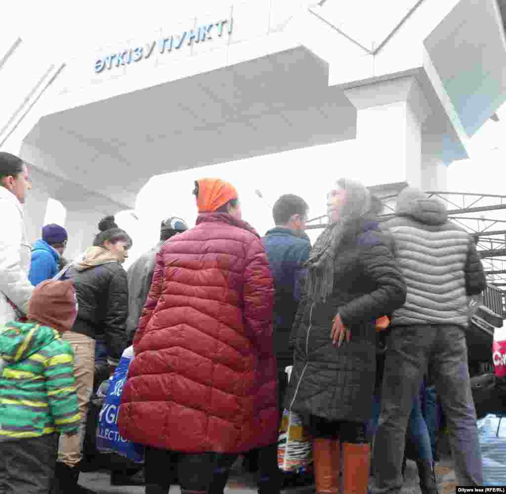 Таможенный пост работает круглосуточно, без перерывов. За два часа, по наблюдениям репортера Азаттыка, через границу прошло около 150 человек. Сотрудники поста и пограничники отказываются от разговоров с представителями СМИ. Они говорят, что поток людей на границе не иссякает до позднего вечера, и лишь ночью желающих перейти границу чуть меньше. 