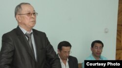 Начальник управления внутренней политики Западно-Казахстанской области Тлеккабыл Имашев в суде против газеты «Уральская неделя» и ее корреспондента Лукпана Ахмедьярова. Уральск, 19 июля 2012 года.