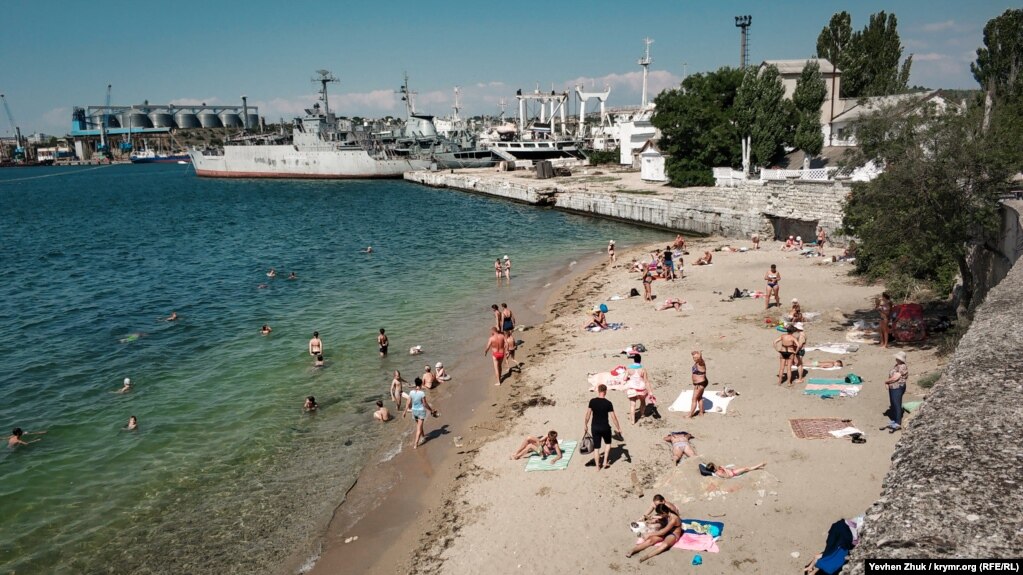В Угольной бухте находится единственный песчаный пляж на Корабельной стороне Севастополя. Его длина около 50 метров, а ширина в разных местах от 5 до 15 метров. На причале &ndash; российский военный корабль