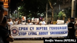 Samo 10 odsto Srba u Srbiji prihvata činjenice o Srebrenici onako kako ih je utvrdio Haški tribunal (Fotografija: Protestni skup 11. jula 2015. u Beogradu)