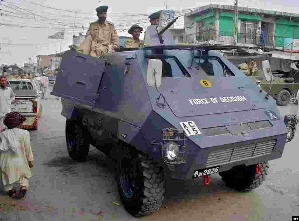 Pakistan -- Pakistani paramilitary troops patrolling in the Mirali Bazar the main town of troubled North-Waziristan along the Afghan border, 4 July 2005 - A photograph dated 04 July 2005 shows Pakistani paramilitary troops patrolling in the Mirali Bazar the main town of troubled North-Waziristan along the Afghan border. Major clashes between the Pakistani army and supporters of Afghanistan's toppled Taliban regime left dozens of militants dead in North Waziristan near the border with Afghanistan on Sunday 05 March 2006. A close ally of the United States in the war-on-terror, Pakistan has arrested some 700 al-Qaeda suspects including some top-ranking leaders since late 2001. EPA/HAYAT KHAN