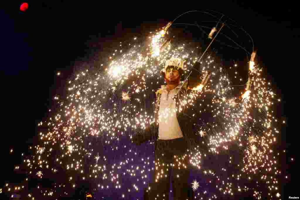 Një artist gjatë performancës në një Festival zjarri në Kiev.&nbsp;