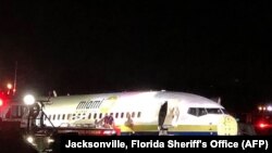 طیاره مسافربری که در ایالت فلوریدای امریکا از خط نشست خارج شد و به دریا افتاد
