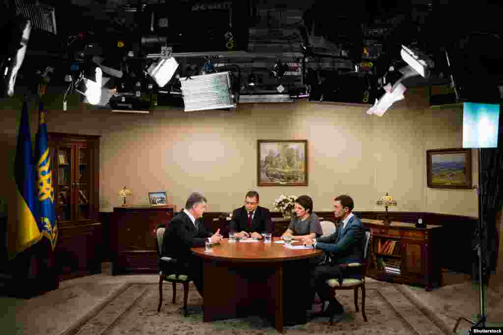Президент України Петро Порошенко (ліворуч) під час інтерв&#39;ю українським телеканалам. Київ, 1 листопада 2015 року