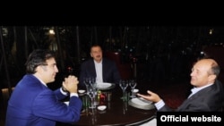 Слева направо: президенты Грузии, Азербайджана и Румынии - Михеил Саакашвили, Ильхам Алиев и Траян Бэсеску