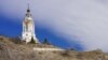 Вид на храм святого Николая Мирликийского с пляжа села Малореченское