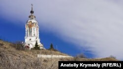 Золотистий шафран над морем: прогулянка під кримським храмом-маяком (фотогалерея)