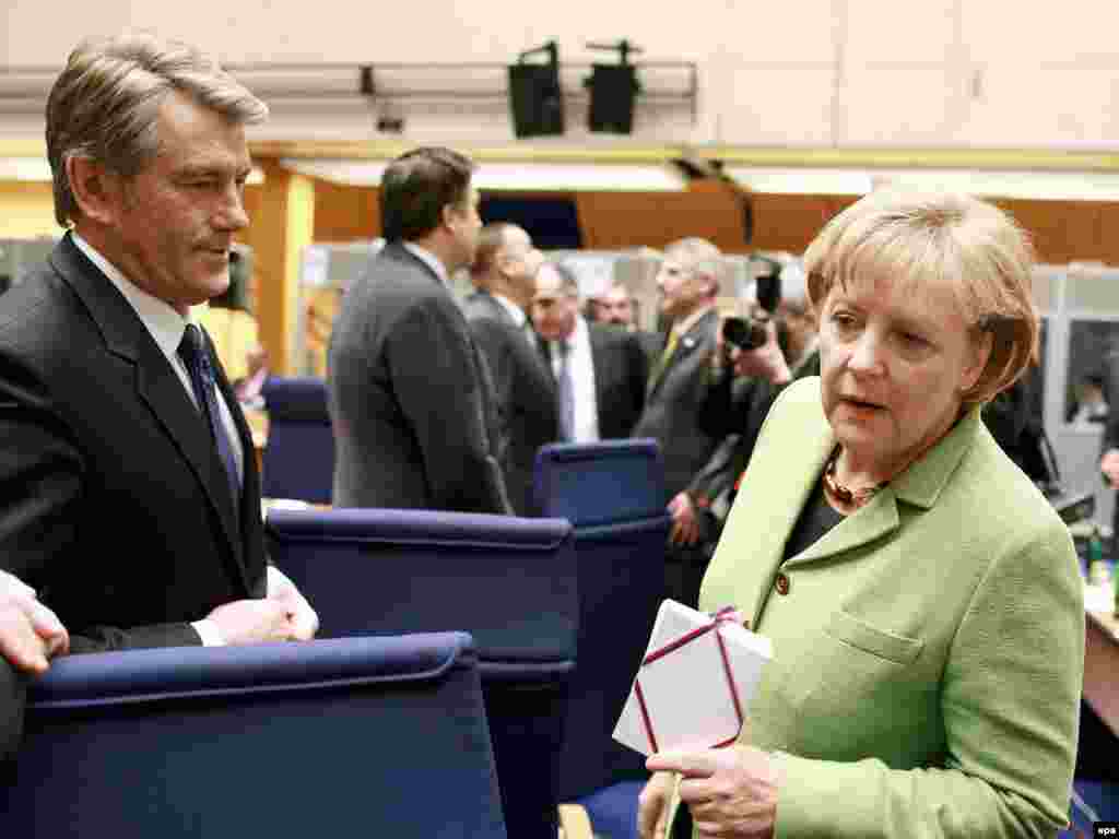 Viktor Yuşşenko və Angela Merkel 