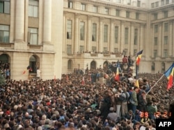 În fața Comitetului Central al Partidului Comunist Român, 22 Decembrie 1989, imediat după fuga lui Ceaușescu cu elicopterul. Pe 21 Decembrie, au înfruntat gloanțele mii de oameni; acum erau sute de mii. În continuare vor muri peste 600 de oameni. Cu totul, 1.166.