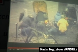 Кадр из фильма "20", на котором показано, как активисты киевского Майдана прячутся за самодельными щитами от обстрела. Алматы, 27 августа 2014 года.