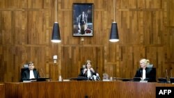 Судиите од Хашкиот суд ја читаат пресудата за случајот. 