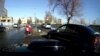 Скриншот с видео, на которой зафиксировано, как водитель «Мерседеса» на пешеходном переходе в Бишкеке едва не сбил двух девочек. 