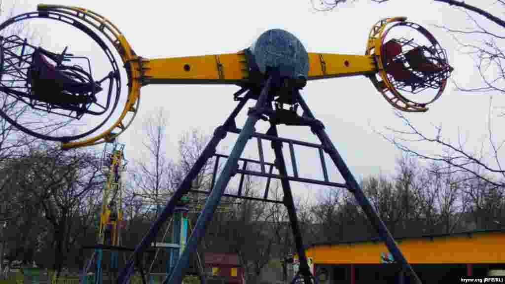 Сучасні атракціони, які привезли на керченську набережну незадовго до анексії півострова, вкрилися іржею. Тепер це лише купа небезпечного металобрухту в центрі міста