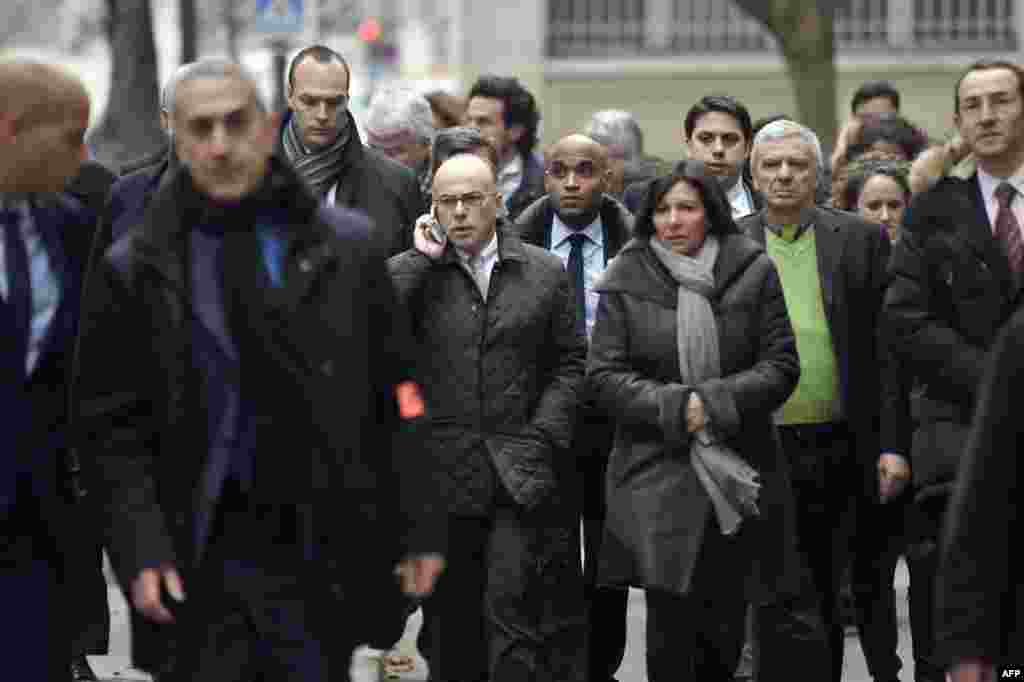 Francuski ministar unutrašnjih poslova Bernard Cazeneuve (centar lijevo) i gradonačelnica Pariza Anne Hidalgo (centar desno) dolaze u sjedište magazina &quot;Charlie Hebdo&quot;.