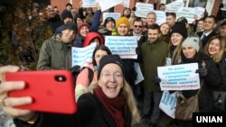 Виконувач обов'язків міністра охорони здоров'я Уляна Супрун фотографується з учасниками акції на її підтримку біля будівлі Окружного адміністративного суду міста Києва, 15 лютого 2019 року
