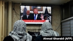 دو مرد فلسطینی در حال تماشای سخنرانی رییس جمهوری آمریکا.