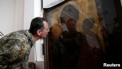 Игорь Стрелков целует икону, 10 июля 2014 года