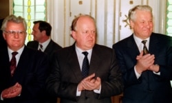 Слева направо: президент Украины Леонид Кравчук, председатель Верховного Совета Беларуси Станислав Шушкевич и президент России Борис Ельцин после подписания Беловежского соглашения. Беларусь, 8 декабря 1991 года