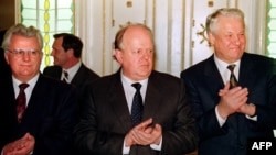 Ukrainian President Leonid Kravchuk (left to right) , Belarusian Supreme Soviet Chairman Stanislau Shushkevich, and Russian President Boris Yeltsin stand for applause on December 8,1991, after signing a mutual assistance agreement stating that "the Soviet Union as a geopolitical reality [and] a subject of international law has ceased to exist." 