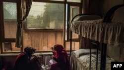 Afgán nők varrnak a hálószobájukban egy kabuli női menhelyen 2017. március 24-én