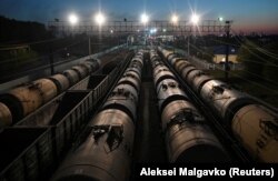 Нефтяные цистерны на железной дороге в Омске. Россия, 1 мая 2020 года.