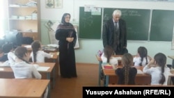 Победитель в номинации "Учитель года" Сарат Мухумаева проводит открытый урок в школе №7 города Кизилюрта