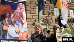 «Православная общественность» выразила протест против расширения НАТО на солидном удалении от места события. Пикет напротив здания посольства США в Москве