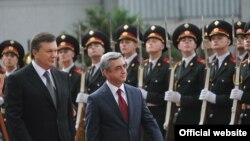 Президент Армени Серж Саргсян (справа) и президент Украины Виктор Янукович, Киев, 1 июля 2011 г.
