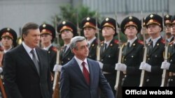 Ukraine -- Ukrainian President Viktor Yanukovich (L) and his visiting Armenian counterpart Serzh Sarkisian inspect an honor guard, Kiev, 01Jul2011