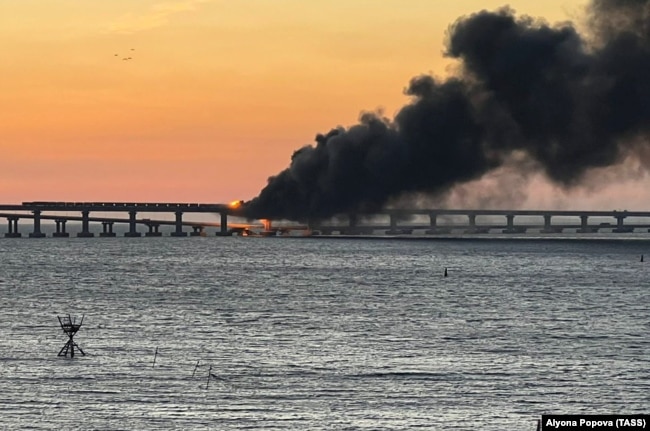 Пожежа на Керченському мосту після вибуху, 8 жовтня 2022 року