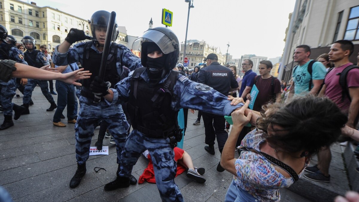 Один из участников протеста возле мэрии Москвы вскрыл себе вены