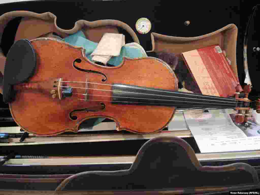 O vioară... istorică salvată din Holocaust: Guadagnini Rosé, astăzi în posesia profesorului Bron