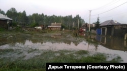 Дорога в городе Нижнеудинск в Иркутской области после наводнения