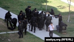 Полициямен белгісіз топ арасындағы қақтығыс кезіндегі арнайы полиция жасағы. Алматы, 30 шілде 2012 жыл.