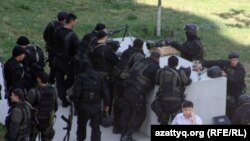 Алматы полициясының арнайы жасағы атыс кезінде. 30 шілде 2012 жыл.