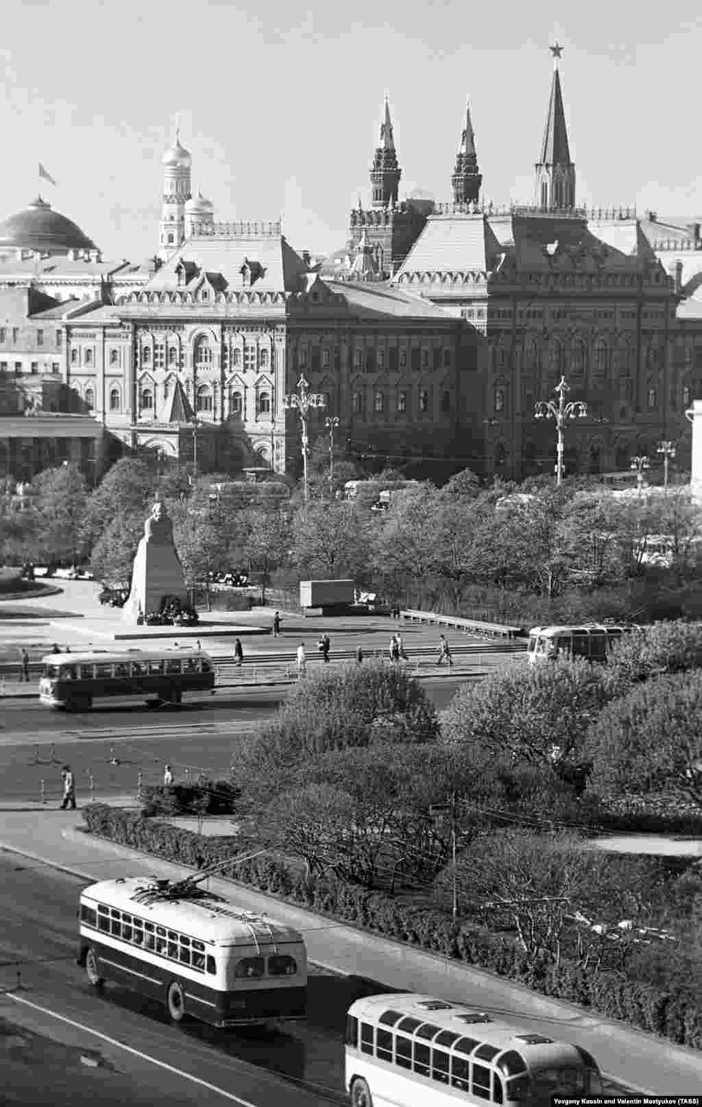 Az egykori Szverdlov tér 1962 tavaszán. Lenin egykori bizalmasának nevét 1991-ben cserélték le, azóta Színház (Teatralnaja) térnek hívják.&nbsp;