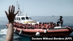 Ілюстративне фото: врятовані мігранти на борту італійської берегової охорони, червень 2018 року